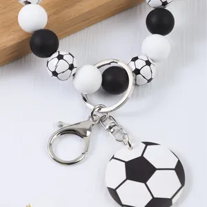 Pulsera llavero con cuentas de tema de fútbol y cuentas de silicona en blanco y negro