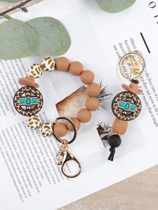 Vista dettagliata del portachiavi a bracciale in silicone con stampa leopardata