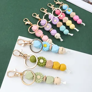 Vue détaillée de porte-clés en perles de silicone avec fleurs de marguerite et perles texte