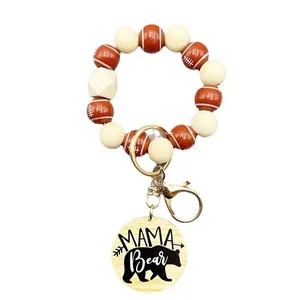 Llavero de pulsera con cuentas de madera de fútbol y colgante de MAMA Bear.