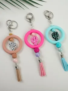 Detalle de tres coloridos llaveros de cuentas de silicona con cactus y elegantes borlas.