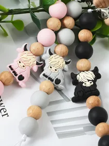 Detalle de cadena para chupete DIY con cuentas de silicona de vaca y madera natural