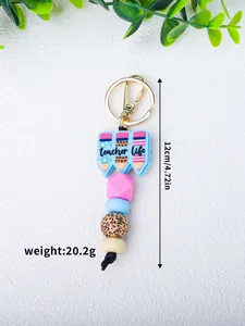 Gros plan du porte-clés Teacher Life avec charm crayon en silicone et perle motif léopard