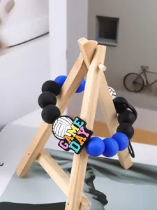 Llavero de voleibol de cuentas de silicona con amuleto GAME DAY en soporte de madera