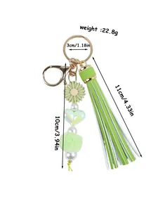 Porte-clés à pompon vert avec marguerite, dimensions détaillées 10cm x 11cm