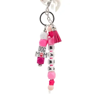 Handgemaakte kralen DOG MOM sleutelhanger met roze kwastjes en MAMA-letterkralen.