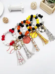 Vista detallada de varios llaveros de pulsera de cuentas de silicona deportiva