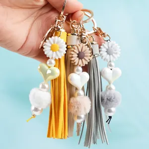 Porte-clés à pompon fait main avec marguerite en silicone et breloques douces pour sacs.