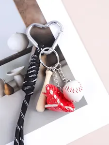 Macro dettagliata del portachiavi da baseball vintage con guanto e mini mazza sport