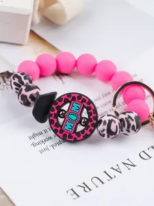 Primo piano di un portachiavi a bracciale in perle di silicone rosa e leopardate