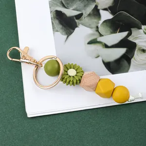 Vue détaillée du porte-clés marguerite en silicone fait main avec perles en bois