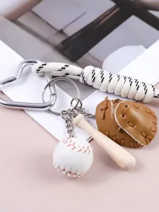 Dettaglio portachiavi da baseball con corda intrecciata, guanto, mazza e gancio.