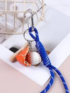 Dettaglio portachiavi da baseball con cordino blu intrecciato e guanto arancione