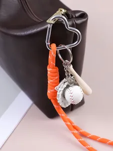 Vista dettagliata del ciondolo per borsa da baseball con corda arancione e moschettone
