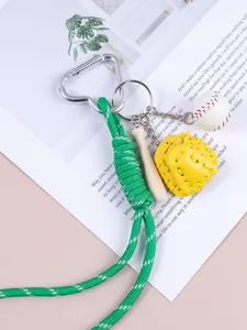 Vista dettagliata del portachiavi in corda intrecciata verde con mazza da baseball e guanto