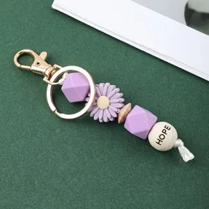 Gros plan porte-clés perles silicone avec marguerite mauve et perle HOPE gravée