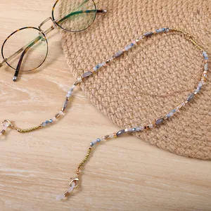 Catenina decorativa di perline per occhiali o mascherine con eleganti accenti in pietra.