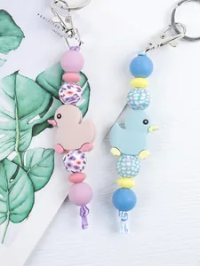 Nahaufnahme von süßen Silikon-Enten-Perlen-Schlüsselanhängern in Pink und Blau