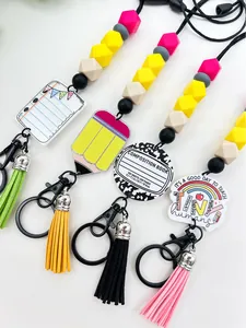 Detailansicht von Silikonperlen-Lanyards mit Bleistift- und Notizblock-Anhängern.