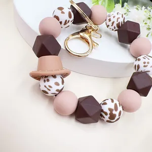 Primo piano di bracciale con perline in silicone stile western e cappello da cowboy
