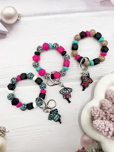 Detalle de llaveros de pulsera de cuentas de silicona con dijes de enfermera Scrub Life