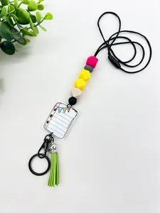 Nahaufnahme von Silikon-Perlen-Lanyard mit Notizblock-Anhänger und grüner Quaste