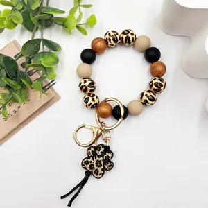 Détail du porte-clés bracelet en perles léopard avec breloque patte et fermoir doré