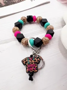 Detalle del llavero de cuentas de silicona leopardo con amuleto de enfermera Scrub Life