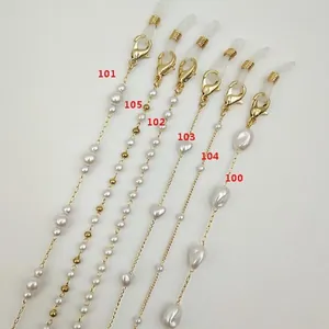 Détail de plusieurs styles de chaînes de lunettes et de masques en perles avec fermoirs