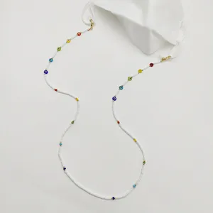 Cordoncino colorato in perline fatto a mano per occhiali e maschere su fondo bianco
