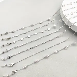 Vues détaillées de chaînes de lunettes et de masques en perles faites main.