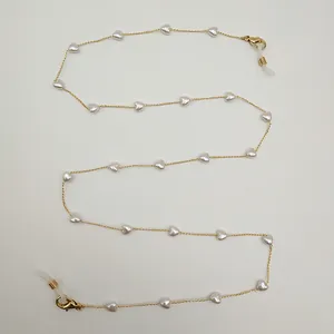 Élégante chaîne en or pour masques et lunettes avec de petites perles blanches en cœur.