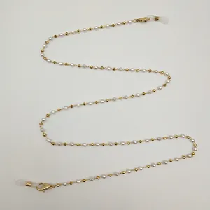 Vue détaillée d'une chaîne de lunettes en perles et perles dorées faite à la main