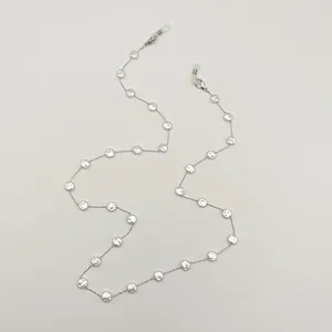 Vue détaillée d'une chaîne de lunettes en argent faite main avec disques en métal martelé