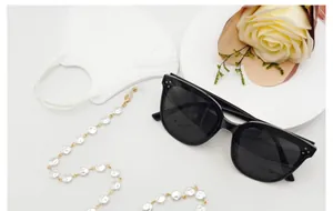 Elegante Brillen- und Maskenkette mit Perlen in einem minimalistischen weißen Setup