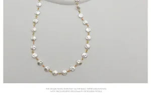 Detailaufnahme der eleganten Perlen-Brillenkette mit Goldgliedern und Barockperlen