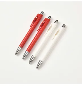Vue détaillée de stylos à bille publicitaires rouges et blancs pour un usage professionnel