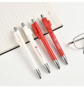 Gros plan sur des stylos à bille rétractables avec impression de logo personnalisé