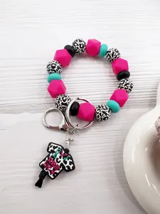 Primer plano de llavero de perlas de silicona con el charm de enfermera Scrub Life