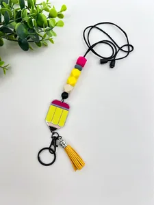 Nahaufnahme eines bunten Silikonperlen-Lanyards mit Bleistiftanhänger und gelber Quaste