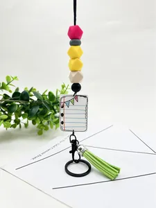 Nahaufnahme eines bunten Silikon-Perlen-Schlüsselanhängers mit Notizbuch-Anhänger