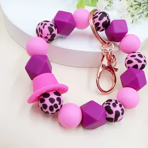 Vista dettagliata portachiavi perle silicone rosa viola con stampa leopardo e cappello