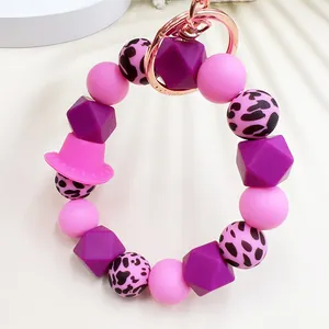 Dettaglio portachiavi in perle di silicone stile western con cappello da cowboy rosa