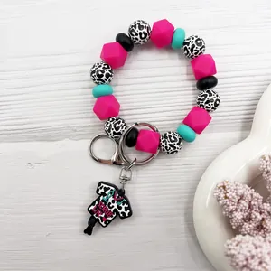 Pulsera llavero de silicona hecha a mano con estampado de leopardo y amuleto scrub life