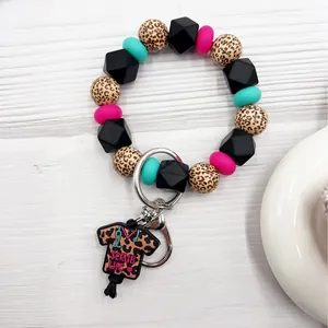 Llavero de pulsera con cuentas de silicona de leopardo y amuleto de bata de enfermera
