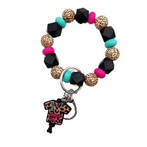 Llavero de pulsera de cuentas de silicona con amuleto de enfermera Scrub Life.
