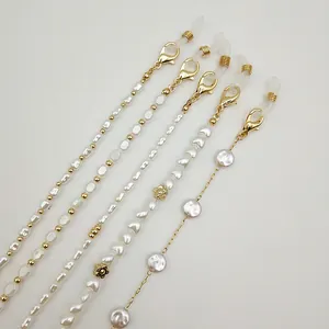 Nahaufnahme von fünf eleganten Gold- und Perlenketten für Brillen und Gesichtsmasken