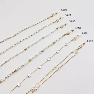 Sortiment an handgefertigten Perlen-Brillenketten und Maskenseilen mit Goldakzenten