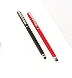 Dettaglio di due penne touch capacitive multifunzionali in metallo nei colori rosso e nero