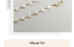Detailansicht einer eleganten Perlenbrillenkette mit goldenem Karabinerverschluss und Schlaufen